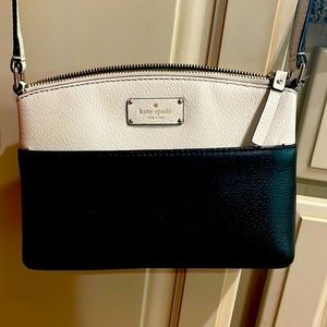 Classy Black & White Kate Spade Crossbody Purse 🖤🤍